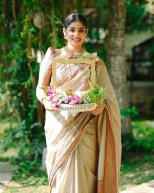 Anshita Akbarsha Instagram - “There is you and you. This is a relationship. This is the most important relationship.”🤍✨🧿

.
.
Saree @camellia_dezigns 
#sareelove #bepositive #behappy #love #smil #anshitha #bb8