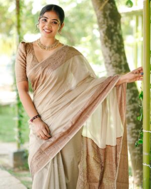 Anshita Akbarsha Instagram - “There is you and you. This is a relationship. This is the most important relationship.”🤍✨🧿

.
.
Saree @camellia_dezigns 
#sareelove #bepositive #behappy #love #smil #anshitha #bb8