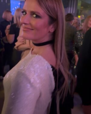 Antonija Blaće Instagram - Sinoć! @rtl_hr božićni party. Toliko slika imam, ne stanu sve, selim ostatak na story. ❤️ 

#dress @boutique_wiya 
#hair @hairsalonbyroman 
#makeup @jlstylebeauty