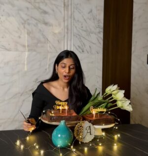 Anushka Rathod Instagram - Turned 26 today!!! 🥰 ✨
Cut the cake with my family at 10:30 last night because we all were sleepy 😛
Spent majority of today editing my book, which is launching in a couple of days 🥶
Started my day by going for a longgg walk and later in the day took my dadi’s blessing and went to the temple.
Now will order Ragi pizza for my entire family hahaha, one day where they have to eat according to my preference 😛
Was a low-key Birthday but very wholesome!