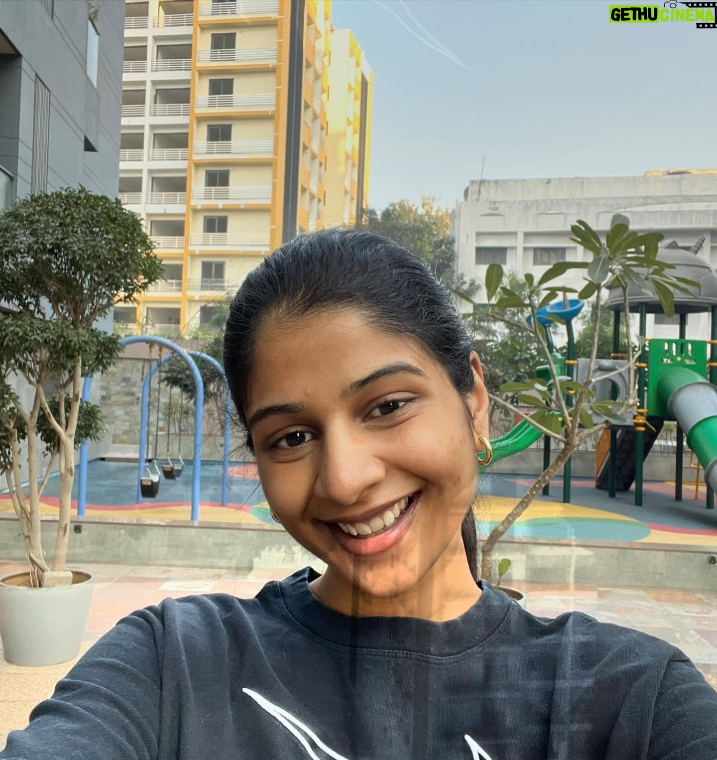 Anushka Rathod - 23.9K Likes - Turned 26 today!!! 🥰 ✨
Cut the cake with my family at 10:30 last night because we all were sleepy 😛
Spent majority of today editing my book, which is launching in a couple of days 🥶
Started my day by going for a longgg walk and later in the day took my dadi’s blessing and went to the temple.
Now will order Ragi pizza for my entire family hahaha, one day where they have to eat according to my preference 😛
Was a low-key Birthday but very wholesome!