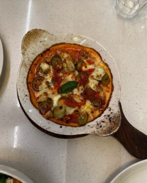 Anushka Singh Instagram - Me n Food ✨
#explore #picture #food #pizza 
@sinonnas 🎀