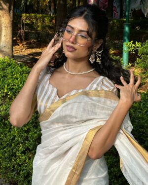 Anushka Singh Instagram - जो दिल को भा रही है वो तेरी शायरी है 🦋
.
#explore #photo #saree