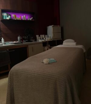 Arabella Chi Instagram - Relaxing spa night with mumma & the princess bump ✨ @champneysspas