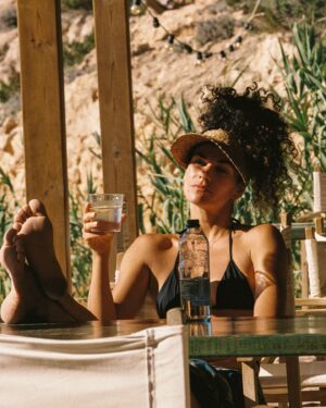 Ariadna Hafez Navarro Instagram - Take me to a Chiringuito on the beach🌺
.
. 
Film by @pabloprietoslife 🎞️