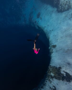 Ariadna Hafez Navarro Instagram - ~ Blue Hole ~ 🔵

Pocas veces he visto algo tan impresionante como este Blue Hole. Llevaba muchiiiisimos años queriendo venir y por fin se dio!! ☺️
Este agujero tiene unos 202 metros de profundidad y esta resguardado en una bahía literalmente pegado a la orilla de la playa !! Es un lugar que te deja boquiabiert@ tanto fuera como debajo del agua. Impresiona muchísimo bajar y asomarse, es literal un abismo oscuro que me genera una mezcla de inquietud y paz 🤷🏻‍♀️🫶🏼
Debido a sus perfectas condiciones es un lugar idílico para practicar la apnea de profundidad. Aqui se celebra un increíble campeonato mundial de apnea donde se congregan los mejores apneistas del planeta 💫 Primera vez que puedo venir y primer año que no se celebra 🫠 y yo que me moría de ganas de ver a todos estos impresionantes atletas en accion 🤍🌊 Next time!!
.
.
📷 @andremusgrove 
🩱 @makarawear