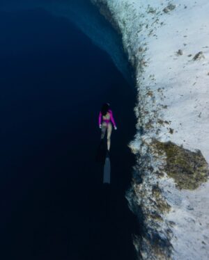 Ariadna Hafez Navarro Instagram - ~ Blue Hole ~ 🔵

Pocas veces he visto algo tan impresionante como este Blue Hole. Llevaba muchiiiisimos años queriendo venir y por fin se dio!! ☺️
Este agujero tiene unos 202 metros de profundidad y esta resguardado en una bahía literalmente pegado a la orilla de la playa !! Es un lugar que te deja boquiabiert@ tanto fuera como debajo del agua. Impresiona muchísimo bajar y asomarse, es literal un abismo oscuro que me genera una mezcla de inquietud y paz 🤷🏻‍♀️🫶🏼
Debido a sus perfectas condiciones es un lugar idílico para practicar la apnea de profundidad. Aqui se celebra un increíble campeonato mundial de apnea donde se congregan los mejores apneistas del planeta 💫 Primera vez que puedo venir y primer año que no se celebra 🫠 y yo que me moría de ganas de ver a todos estos impresionantes atletas en accion 🤍🌊 Next time!!
.
.
📷 @andremusgrove 
🩱 @makarawear