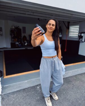 Ariane Lipski Instagram - On my way to another S&C session but I can’t forget my NMN 😉

I can only take the best, most trusted supplements. 
That’s why I use NMN from @genetic_labs_aus 

➡️ It helps my muscles repair faster and keeps me at my peak