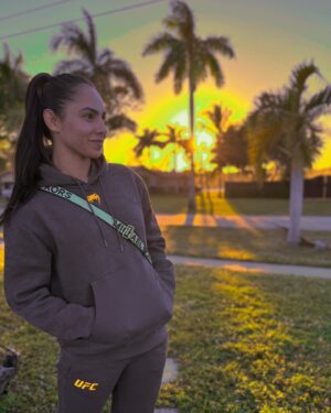 Ariane Lipski Instagram - It’s cold in FL but the sunset still as beautiful as aways ☀️❄️🩵