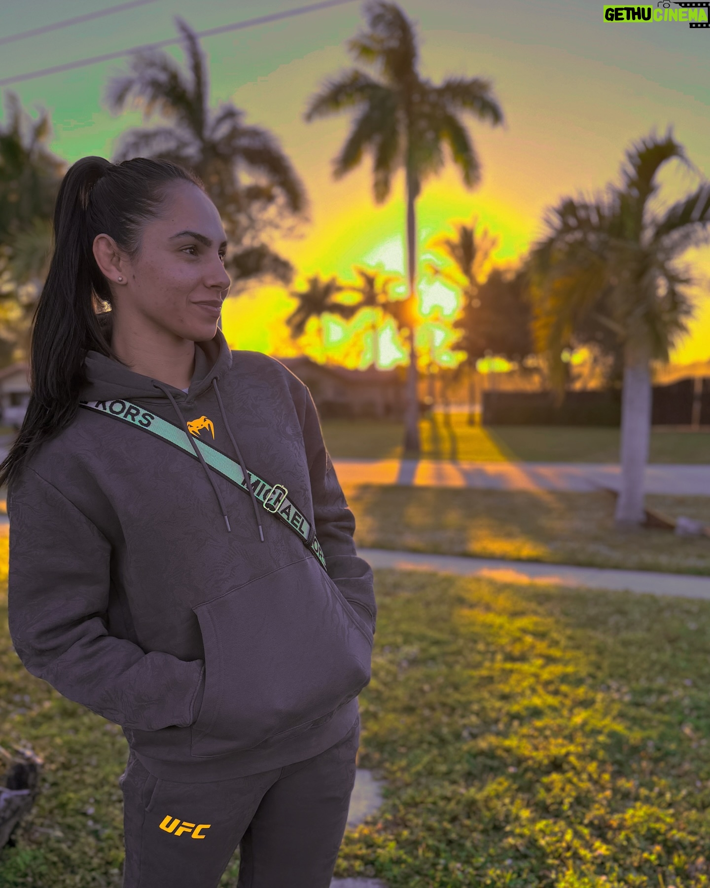 Ariane Lipski - 4.9K Likes - Itβs cold in FL but the sunset still as beautiful as aways βοΈβοΈπ©΅