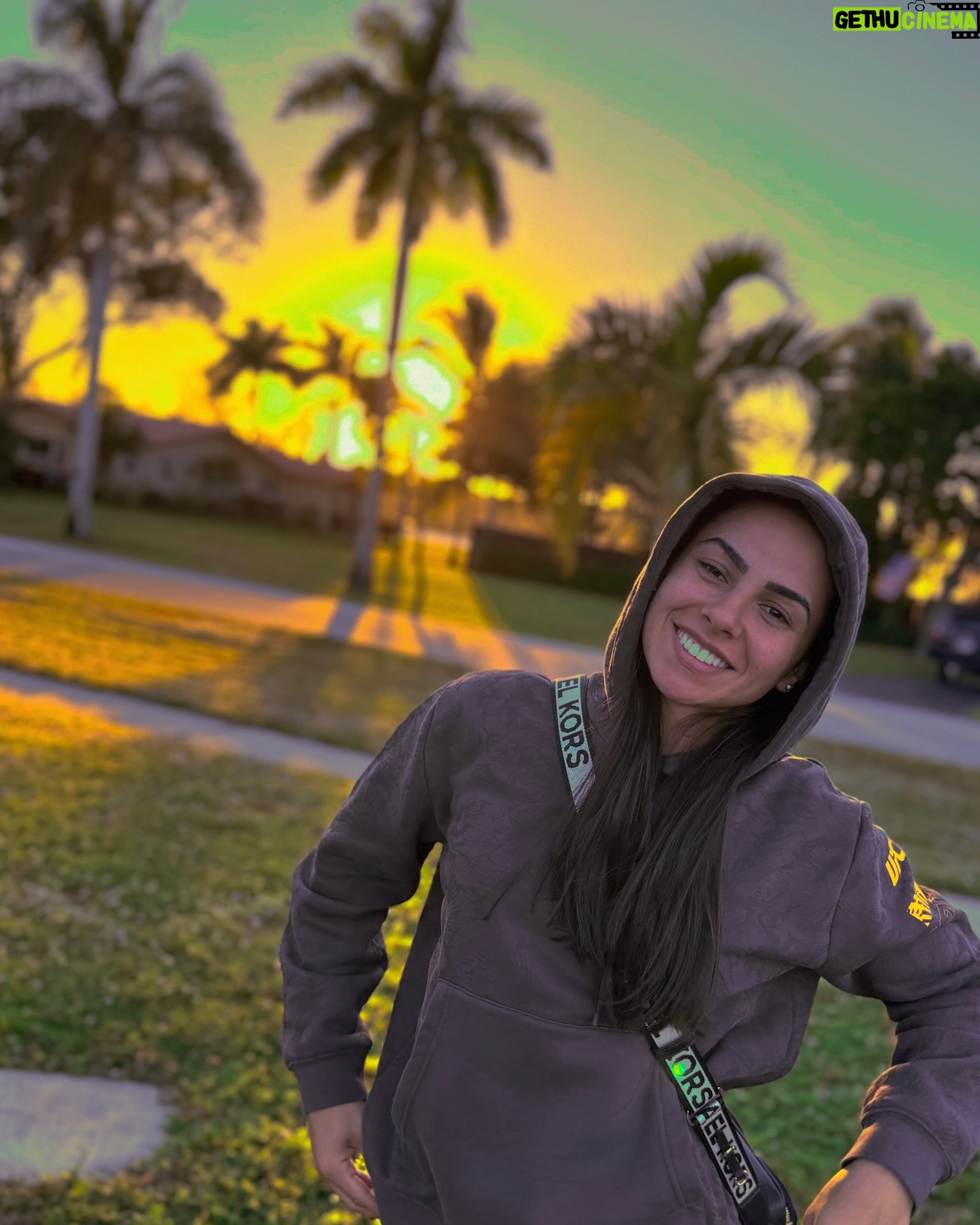 Ariane Lipski - 4.9K Likes - Itβs cold in FL but the sunset still as beautiful as aways βοΈβοΈπ©΅