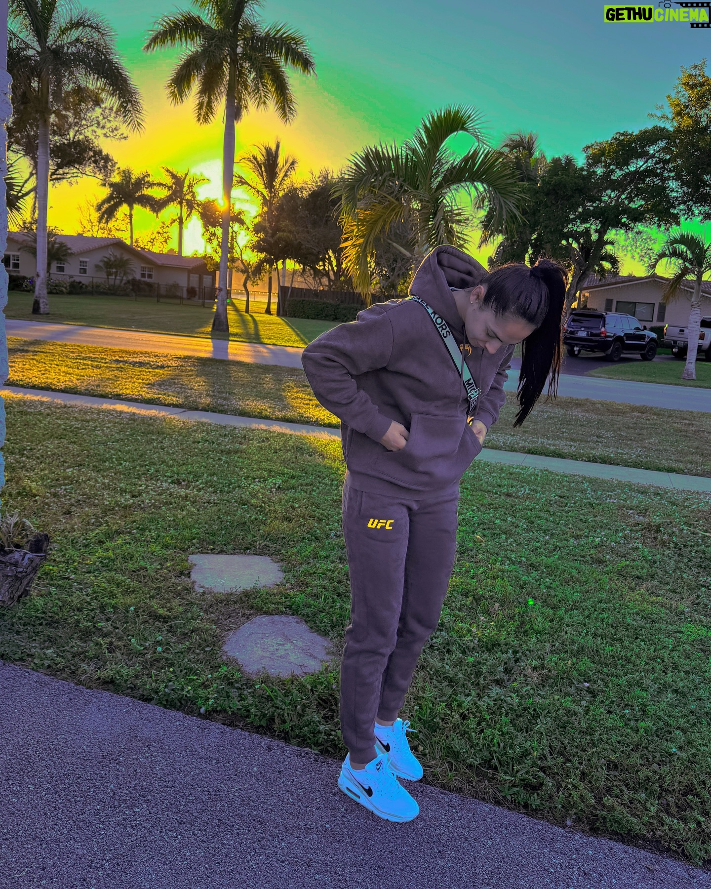 Ariane Lipski - 4.9K Likes - Itβs cold in FL but the sunset still as beautiful as aways βοΈβοΈπ©΅