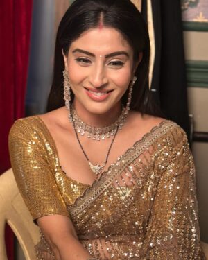 Ashlesha Savant Instagram - I can see everything….. 

#pots #onset #golden #saree