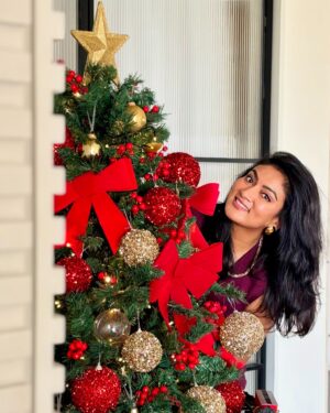 Ashmitha Instagram - Merry Christmas 🎁🎄 from us to you!
Swipe to see what our week looked like….
The LAST SLIDE is the funniest 🤣🤣🤣
#christmas #funny #lol #christmasday #cute #red #gold #happy #influencer #hyderabad #us #ashtaggedsudhir #hyderabadblogger #hydrerabadinfluencer #best #wreath #christmasdecor #love