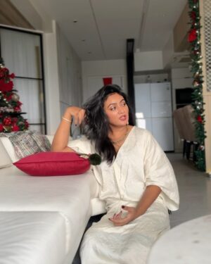 Ashmitha Instagram - Merry Christmas 🎁🎄 from us to you!
Swipe to see what our week looked like….
The LAST SLIDE is the funniest 🤣🤣🤣
#christmas #funny #lol #christmasday #cute #red #gold #happy #influencer #hyderabad #us #ashtaggedsudhir #hyderabadblogger #hydrerabadinfluencer #best #wreath #christmasdecor #love