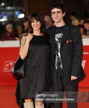 Asia Argento Instagram - Sarà che #Longlegs è un film horror (fra l’altro paurosissimo) quindi per me uno spasso 😂 sarà che l’ho visto con Simone (@smnbozzelli) che amo alla follia anche se non è il mio fidanzato 🥺 ma ieri sera al @romacinemafest mi sono sentita stranamente a mio agio e mi sono divertita un sacco. Vi consiglio di andarlo a vedere, distribuito da @bewaterfilm, nelle sale dal 31 ottobre! 

Total look @mm6maisonmargiela 
styling @juolka00 makeup @saramastropietro.up hair @claudiopernix 
Foto di @maria.prudenza.photos 
@supppervi