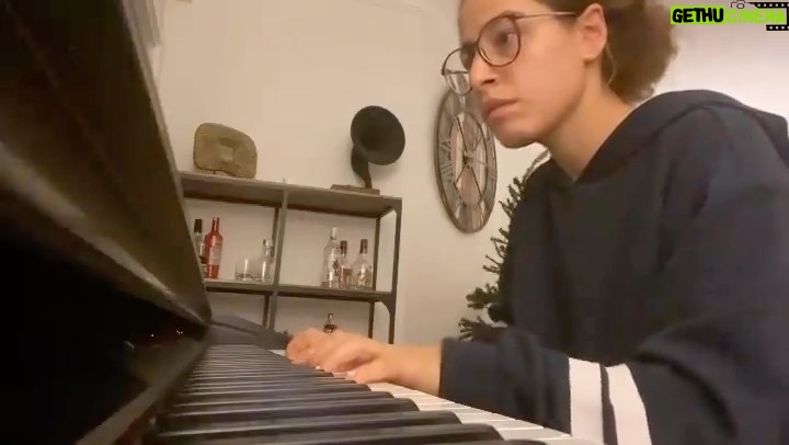 Aslı İnandık - 14.7K Likes - Akşamın hissi budur. Battaniye ve azıcık kıkırdatan bir dizi de olur. Ama dikkati asla tam toplayamamalı bir seyir şöyle. 4.dk’da ele telefonu alıp instagram karıştırmalı. Sonra “neden odaklanamıyorum” diye kendini yargılayıp Kylie Jenner profilinde kendini bulmalı falan. Diyete başlıyorum diye aldığın sunta gibi ara öğünün tezgahta dururken çekmecedeki cipsi çekip çıkarmalı bir akşam. Parmakta kalan yağlara kadar silip süpürmeli. Sonra bu konçerto’yu dinleyip hayatın anlamını sorgulamalı şöyle. Dert sahibi ettiklerim varsa beri gelsin, bu yolda beraberiz 🤝