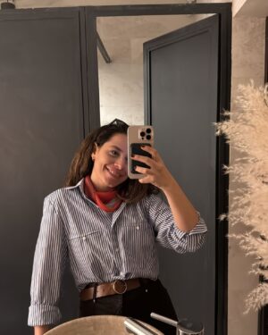 Aslı İnandık Instagram - Çiftlik hayatından çok sıkıldım şekerim biraz şehir 💅🏼 (2 gün çiftlikte kalıp iki eşekle güvenli bi mesafeden sohbet etmişimdir)