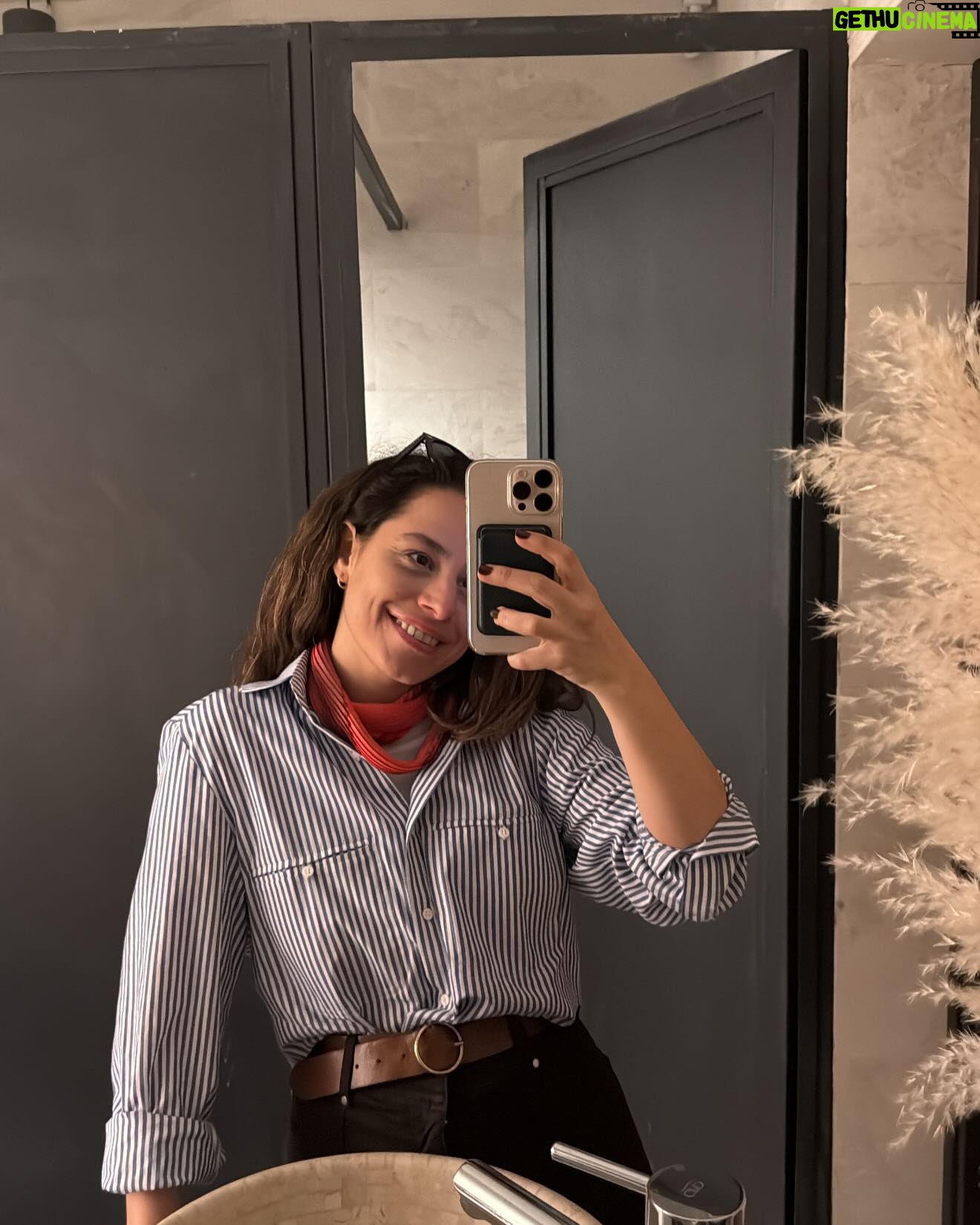 Aslı İnandık - 4.7K Likes - Çiftlik hayatından çok sıkıldım şekerim biraz şehir 💅🏼 (2 gün çiftlikte kalıp iki eşekle güvenli bi mesafeden sohbet etmişimdir)