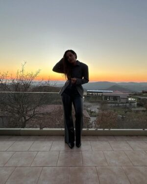 Aslı İnandık Instagram - Çiftlik hayatından çok sıkıldım şekerim biraz şehir 💅🏼 (2 gün çiftlikte kalıp iki eşekle güvenli bi mesafeden sohbet etmişimdir)