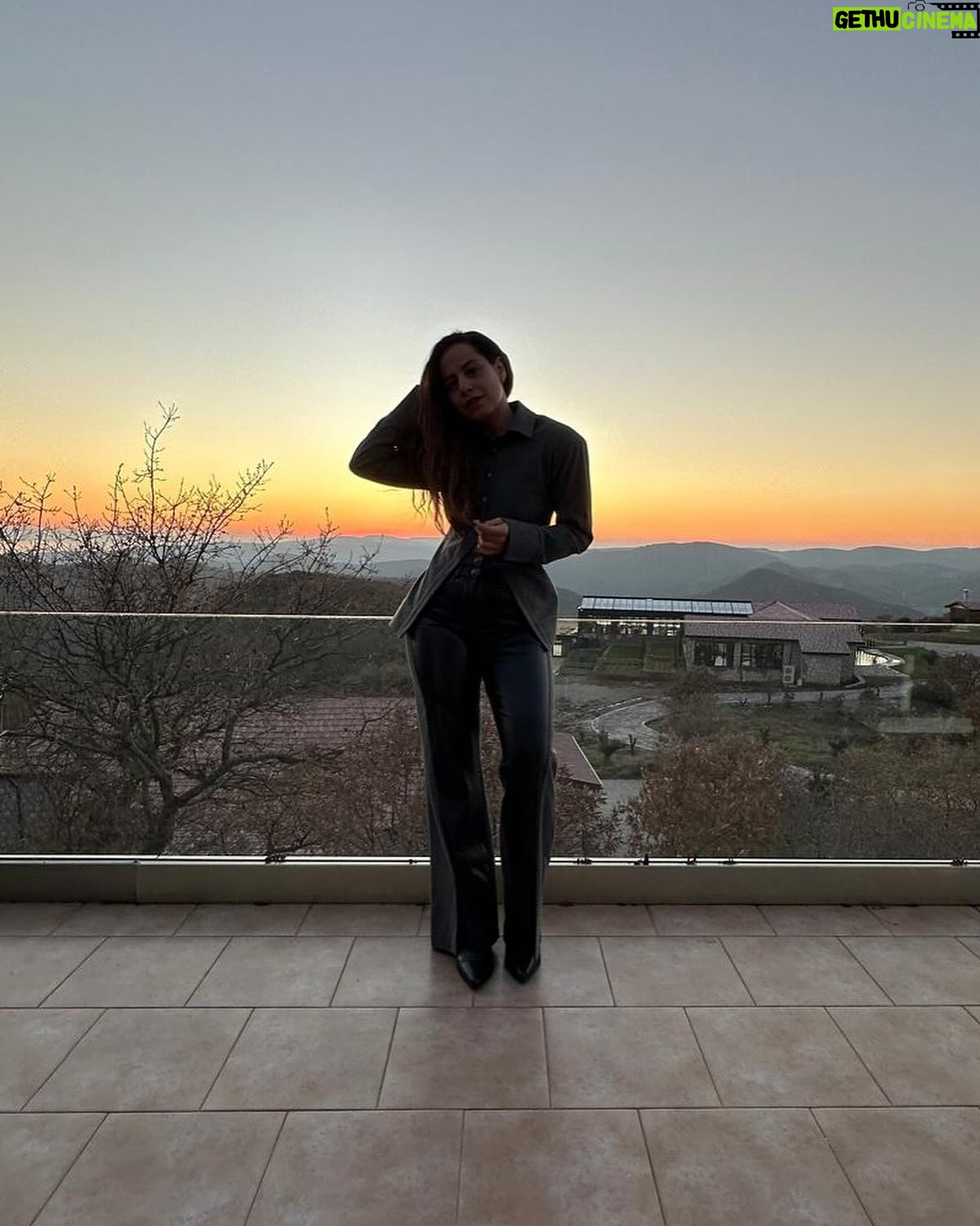 Aslı İnandık - 4.7K Likes - Çiftlik hayatından çok sıkıldım şekerim biraz şehir 💅🏼 (2 gün çiftlikte kalıp iki eşekle güvenli bi mesafeden sohbet etmişimdir)
