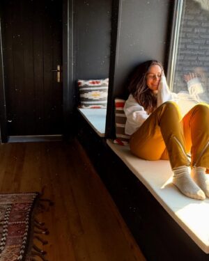 Aslı İnandık Instagram - Çiftlik hayatından çok sıkıldım şekerim biraz şehir 💅🏼 (2 gün çiftlikte kalıp iki eşekle güvenli bi mesafeden sohbet etmişimdir)