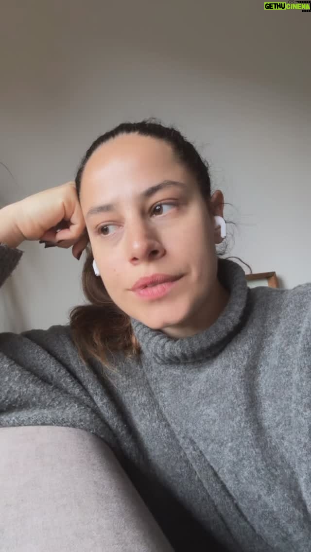 Aslı İnandık - 10.4K Likes - Eldeki avuçtaki psikoloji bilgisiyle arkadaşımın derdine derman oluyorumdur