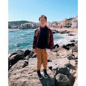 Atala Sarmiento Instagram - En qué momento pasó todo este tiempo…
Iker es risa eterna, colores explosivos, genialidad espontánea ¡Una sorpresa tras otra!…y ya está de mi tamaño 😱
FELIZ CUMPLEAÑOS MI NIÑO GUAPÍSIMO ¡Te amo! 🎂💥💖✨
#quevivalavida #asísí #ladolcevita #amordetia #amoamisobrinos