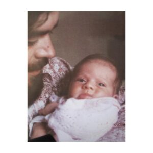 Atala Sarmiento Instagram - Querido Papito lindo:
Hoy hace 21 años que no te veo, no oigo tu voz y mis brazos solo rodean tu ausencia.
Llevo días pensando en todo lo que no hemos podido vivir juntos y las ganas que siempre tengo de contarte cosas.
Cuando oigo tu música siento que me encuentro contigo y luego me pregunto dónde estás.
¿Te acuerdas lo que siempre le decías a mamá?: “Atala puede con todo, con todo”.
Bueno…he podido con casi todo aún cuando me ha faltado tu punto de vista para hacerme ver cosas que yo no había considerado.
Sigo yendo a ver el mar, solo a contemplarlo sin hacer nada más que eso, tal como me enseñaste.
Ahora entiendo por qué decías siempre que quien sabe matemáticas lo sabe todo ¡Tenías razón!
No he olvidado cuánto insististe en que mi batalla más aguerrida tenía que ser por sentirme libre; sigo aprendiendo a hacerlo, pero cada vez estoy más cerca de ello.
Todavía, a veces, siento el impulso de llamarte por teléfono un domingo para ver en dónde vamos a comer y qué tipo de comida diferente nos harás probar.
Me sigue dando ternura pensarte bajando de mi coche después de haber desayunado unos chilaquiles en “El Diplomático” y seguir tu camino a casa andando -con tu chaqueta de la NASA y tus gafas de corredor de autos-diciéndome adiós con un brazo al aire.
Me gusta el jazz porque me lo enseñaste y oigo a Bach cuando escribo porque estructura mis ideas ¿Ves? Que sí entendí lo de las matemáticas.
Amo viajar -como tú- y me hubiera encantado visitar todos los sitios que he conocido a tu lado. Fui a Atenas este año pa, y supe por qué te obsesionaste con la Acrópolis. Me compré una gorra de pescador griego como las que usabas en las vacaciones.
¿Sabes que apareces en mis sueños constantemente? Te veo joven y guapo, como cuando era niña y tus brazos grandes me pesaban cuando me abrazabas. Por alguna extraña razón, en mis sueños siempre terminas resolviendo algo que está atorado. Cuando me despierto me consuelo creyendo que es que me visitas desde allá donde ahora estás, porque ahí en tu nuevo espacio, dimensión y forma, aun me recuerdas y me quieres, y por eso vienes a cuidarme mientras duermo.
Te amo y te extraño siempre papito ¡SIEMPRE! ❤️