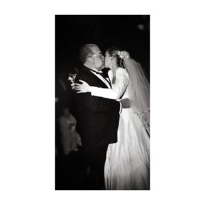Atala Sarmiento Instagram - Querido Papito lindo:
Hoy hace 21 años que no te veo, no oigo tu voz y mis brazos solo rodean tu ausencia.
Llevo días pensando en todo lo que no hemos podido vivir juntos y las ganas que siempre tengo de contarte cosas.
Cuando oigo tu música siento que me encuentro contigo y luego me pregunto dónde estás.
¿Te acuerdas lo que siempre le decías a mamá?: “Atala puede con todo, con todo”.
Bueno…he podido con casi todo aún cuando me ha faltado tu punto de vista para hacerme ver cosas que yo no había considerado.
Sigo yendo a ver el mar, solo a contemplarlo sin hacer nada más que eso, tal como me enseñaste.
Ahora entiendo por qué decías siempre que quien sabe matemáticas lo sabe todo ¡Tenías razón!
No he olvidado cuánto insististe en que mi batalla más aguerrida tenía que ser por sentirme libre; sigo aprendiendo a hacerlo, pero cada vez estoy más cerca de ello.
Todavía, a veces, siento el impulso de llamarte por teléfono un domingo para ver en dónde vamos a comer y qué tipo de comida diferente nos harás probar.
Me sigue dando ternura pensarte bajando de mi coche después de haber desayunado unos chilaquiles en “El Diplomático” y seguir tu camino a casa andando -con tu chaqueta de la NASA y tus gafas de corredor de autos-diciéndome adiós con un brazo al aire.
Me gusta el jazz porque me lo enseñaste y oigo a Bach cuando escribo porque estructura mis ideas ¿Ves? Que sí entendí lo de las matemáticas.
Amo viajar -como tú- y me hubiera encantado visitar todos los sitios que he conocido a tu lado. Fui a Atenas este año pa, y supe por qué te obsesionaste con la Acrópolis. Me compré una gorra de pescador griego como las que usabas en las vacaciones.
¿Sabes que apareces en mis sueños constantemente? Te veo joven y guapo, como cuando era niña y tus brazos grandes me pesaban cuando me abrazabas. Por alguna extraña razón, en mis sueños siempre terminas resolviendo algo que está atorado. Cuando me despierto me consuelo creyendo que es que me visitas desde allá donde ahora estás, porque ahí en tu nuevo espacio, dimensión y forma, aun me recuerdas y me quieres, y por eso vienes a cuidarme mientras duermo.
Te amo y te extraño siempre papito ¡SIEMPRE! ❤️