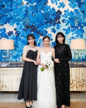Atsuko Maeda Instagram - .
友の存在は20年前に出会ったときから特別で、
とても大切で愛おしい友のウエディングドレス姿は本当に綺麗で心からの感動とはこういう事を、言うんだって噛み締めてました。
エスコートさせてもらえて本当に嬉しかったよ。

いっぱい書きたい事でてきちゃうからあとはもう会ったときに伝えよう！友がこのために沢山素敵な写真送ってくれたからみんなにも幸せお裾分け！！❤️