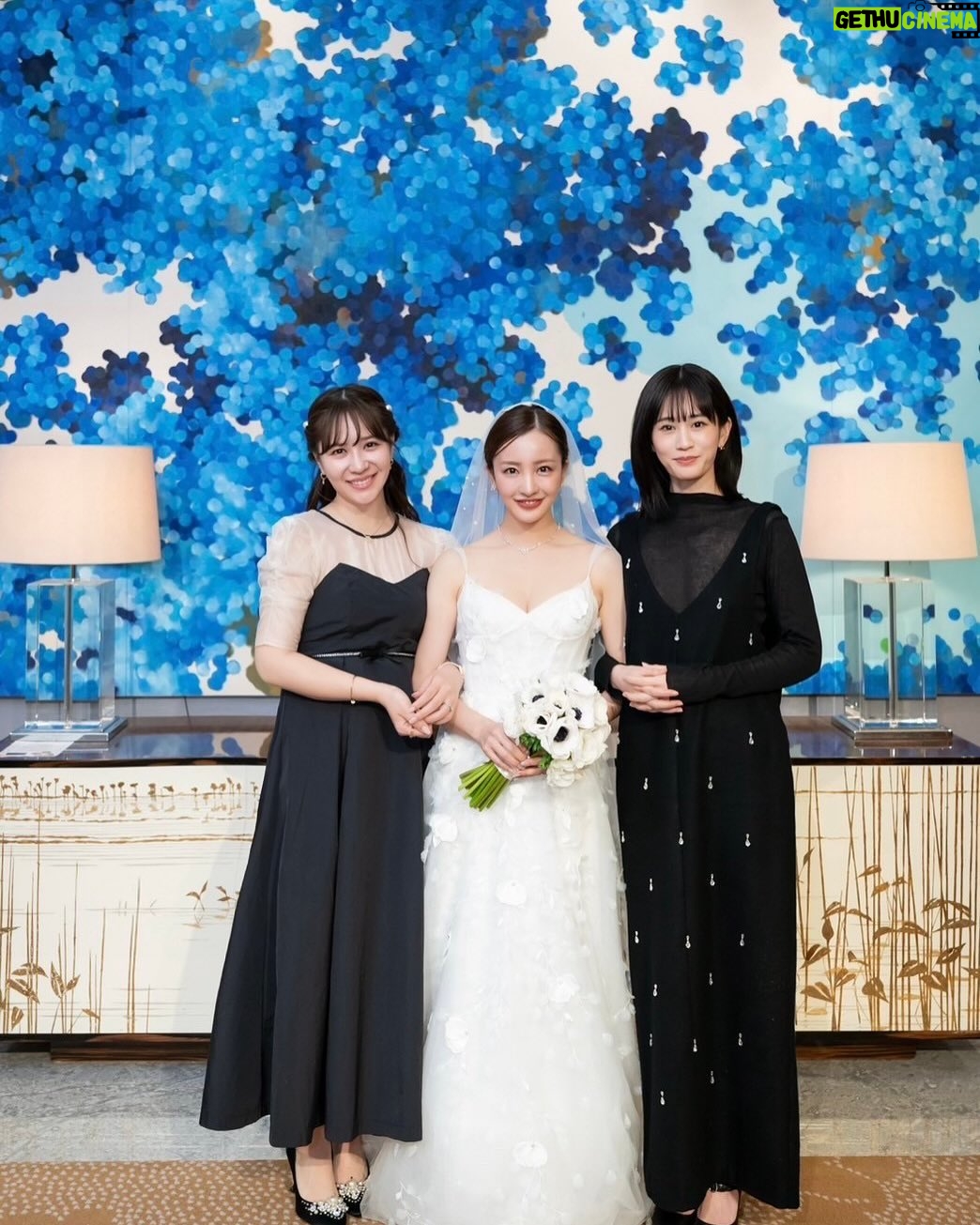Atsuko Maeda - 126.7K Likes - .
友の存在は20年前に出会ったときから特別で、
とても大切で愛おしい友のウエディングドレス姿は本当に綺麗で心からの感動とはこういう事を、言うんだって噛み締めてました。
エスコートさせてもらえて本当に嬉しかったよ。
いっぱい書きたい事でてきちゃうからあとはもう会ったときに伝えよう!友がこのために沢山素敵な写真送ってくれたからみんなにも幸せお裾分け!!❤️