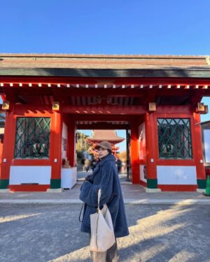 Aya Omasa Instagram - 明けましておめでとうございます⛩

太陽のパワーをたくさん感じられた2025年の始まり

今年はこのお仕事を始めてから
20周年と、何とも月日が経つのは早いなと実感しています。

そして、みなさんにいつも元気をもらっているので恩返しをしていける一年にもできたらいいなと✨

焦りすぎず、心に余裕を持たせながらでもパワフルに！突き進んでいける一年にしていきたいです！

今年もよろしくお願いします❤️