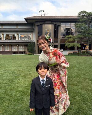 Ayaka Konno Instagram - 明けましておめでとうございます！
本年もよろしくお願いします！

2025年も私らしく皆さんに面白いと思ってもらえるような作品をお届けできたらと思っています🐍

今年もまた、 @ichikura_official さんに提供いただき、晴れ着お披露目会をさせていただきました！
たくさんの媒体に取材していただいたので、探してみてね〜！

たすたすと写真撮ったから載せちゃう🙆‍♀️🙆‍♀️

#振袖の一蔵 #振袖のいちくら
#成人式 #振袖