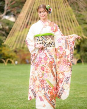 Ayaka Konno Instagram - 明けましておめでとうございます！
本年もよろしくお願いします！

2025年も私らしく皆さんに面白いと思ってもらえるような作品をお届けできたらと思っています🐍

今年もまた、 @ichikura_official さんに提供いただき、晴れ着お披露目会をさせていただきました！
たくさんの媒体に取材していただいたので、探してみてね〜！

たすたすと写真撮ったから載せちゃう🙆‍♀️🙆‍♀️

#振袖の一蔵 #振袖のいちくら
#成人式 #振袖