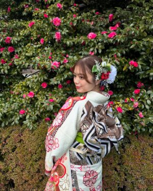 Ayaka Konno Instagram - 明けましておめでとうございます！
本年もよろしくお願いします！

2025年も私らしく皆さんに面白いと思ってもらえるような作品をお届けできたらと思っています🐍

今年もまた、 @ichikura_official さんに提供いただき、晴れ着お披露目会をさせていただきました！
たくさんの媒体に取材していただいたので、探してみてね〜！

たすたすと写真撮ったから載せちゃう🙆‍♀️🙆‍♀️

#振袖の一蔵 #振袖のいちくら
#成人式 #振袖