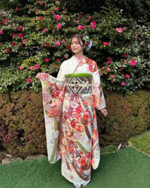 Ayaka Konno Instagram - 明けましておめでとうございます！
本年もよろしくお願いします！

2025年も私らしく皆さんに面白いと思ってもらえるような作品をお届けできたらと思っています🐍

今年もまた、 @ichikura_official さんに提供いただき、晴れ着お披露目会をさせていただきました！
たくさんの媒体に取材していただいたので、探してみてね〜！

たすたすと写真撮ったから載せちゃう🙆‍♀️🙆‍♀️

#振袖の一蔵 #振袖のいちくら
#成人式 #振袖