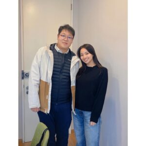 Ayame Misaki Instagram - 久しぶりのHIFUで、ウルセラは初めて！！
顔には脂肪がないからコケちゃうとのことで、
にっくき顎下メインに300shotとシュリンク300shotしました。1ヶ月後くらいから効果があるみたいだけど、２週間くらい経った今腫れも引いて来て少しずつ顎下がシュッとして来て
うれしすぎる！！

顎が小さいから、痩せたり、笑うと余計に二重顎に見えるらしく
て、ずっと気になってたのでもう少しスッキリするとうれしい🥺🥺🥺

3ヶ月前は会えなかった理事長にも会えてよかったー♪
院長先生にはまた逢えた！可愛い💕

🏥　@pladen.jp  新沙にある。

#ウルセラ#ウルセラハイフ#シュリンク#プラデン美容整形外科#プラチナポッキ注射#3世代ポッキ注射#渡韓#肌管理#小顔#韓国