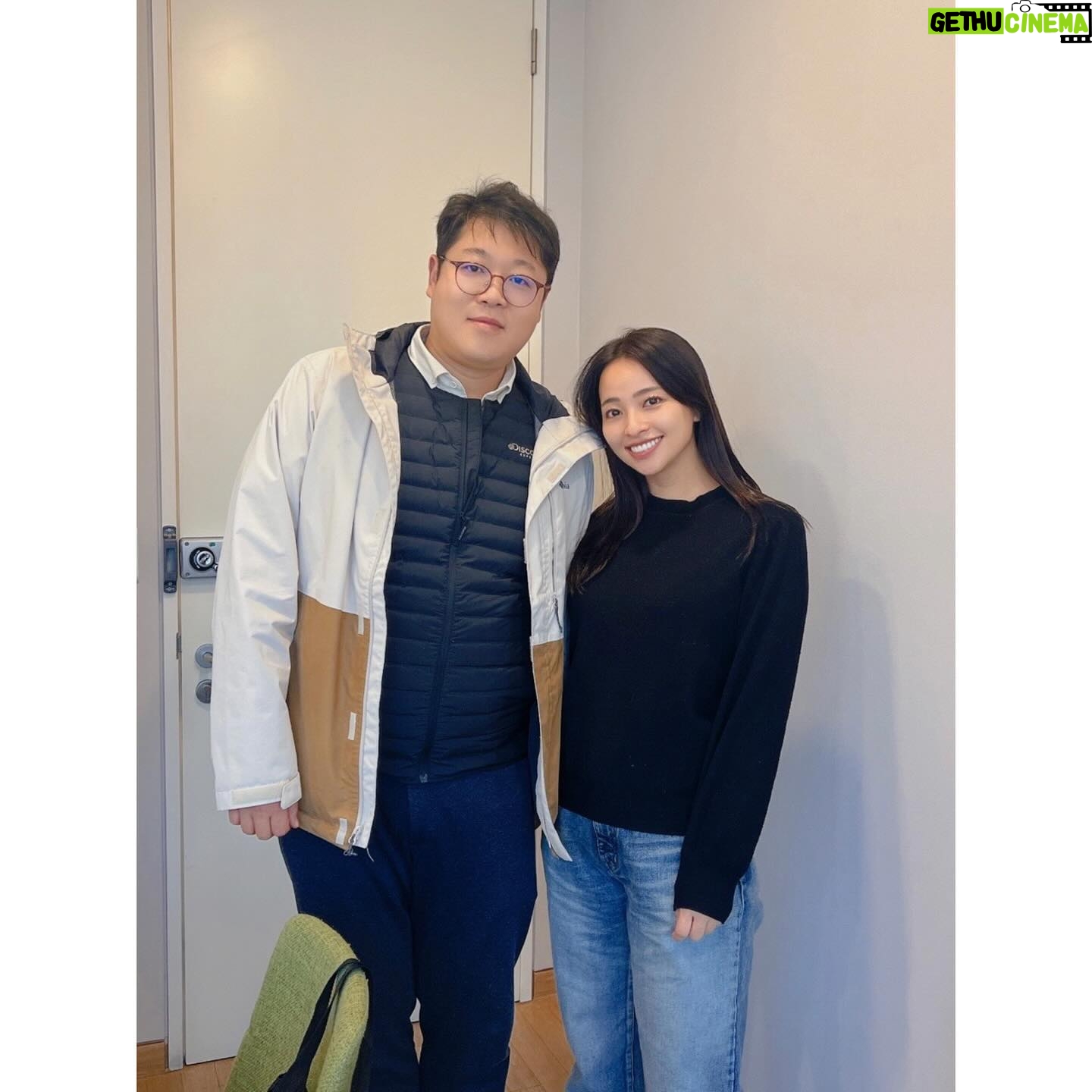 Ayame Misaki - 6.9K Likes - 久しぶりのHIFUで、ウルセラは初めて!!
顔には脂肪がないからコケちゃうとのことで、
にっくき顎下メインに300shotとシュリンク300shotしました。1ヶ月後くらいから効果があるみたいだけど、2週間くらい経った今腫れも引いて来て少しずつ顎下がシュッとして来て
うれしすぎる!!
顎が小さいから、痩せたり、笑うと余計に二重顎に見えるらしく
て、ずっと気になってたのでもう少しスッキリするとうれしい🥺🥺🥺
3ヶ月前は会えなかった理事長にも会えてよかったー♪
院長先生にはまた逢えた!可愛い💕
🏥 @pladen.jp 新沙にある。
#ウルセラ#ウルセラハイフ#シュリンク#プラデン美容整形外科#プラチナポッキ注射#3世代ポッキ注射#渡韓#肌管理#小顔#韓国