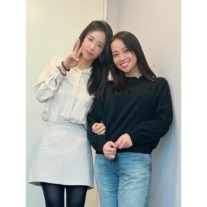 Ayame Misaki Instagram - 久しぶりのHIFUで、ウルセラは初めて！！
顔には脂肪がないからコケちゃうとのことで、
にっくき顎下メインに300shotとシュリンク300shotしました。1ヶ月後くらいから効果があるみたいだけど、２週間くらい経った今腫れも引いて来て少しずつ顎下がシュッとして来て
うれしすぎる！！

顎が小さいから、痩せたり、笑うと余計に二重顎に見えるらしく
て、ずっと気になってたのでもう少しスッキリするとうれしい🥺🥺🥺

3ヶ月前は会えなかった理事長にも会えてよかったー♪
院長先生にはまた逢えた！可愛い💕

🏥　@pladen.jp  新沙にある。

#ウルセラ#ウルセラハイフ#シュリンク#プラデン美容整形外科#プラチナポッキ注射#3世代ポッキ注射#渡韓#肌管理#小顔#韓国
