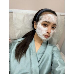 Ayame Misaki Instagram - 久しぶりのHIFUで、ウルセラは初めて！！
顔には脂肪がないからコケちゃうとのことで、
にっくき顎下メインに300shotとシュリンク300shotしました。1ヶ月後くらいから効果があるみたいだけど、２週間くらい経った今腫れも引いて来て少しずつ顎下がシュッとして来て
うれしすぎる！！

顎が小さいから、痩せたり、笑うと余計に二重顎に見えるらしく
て、ずっと気になってたのでもう少しスッキリするとうれしい🥺🥺🥺

3ヶ月前は会えなかった理事長にも会えてよかったー♪
院長先生にはまた逢えた！可愛い💕

🏥　@pladen.jp  新沙にある。

#ウルセラ#ウルセラハイフ#シュリンク#プラデン美容整形外科#プラチナポッキ注射#3世代ポッキ注射#渡韓#肌管理#小顔#韓国