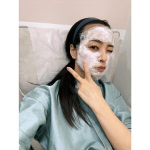 Ayame Misaki Instagram - 久しぶりのHIFUで、ウルセラは初めて！！
顔には脂肪がないからコケちゃうとのことで、
にっくき顎下メインに300shotとシュリンク300shotしました。1ヶ月後くらいから効果があるみたいだけど、２週間くらい経った今腫れも引いて来て少しずつ顎下がシュッとして来て
うれしすぎる！！

顎が小さいから、痩せたり、笑うと余計に二重顎に見えるらしく
て、ずっと気になってたのでもう少しスッキリするとうれしい🥺🥺🥺

3ヶ月前は会えなかった理事長にも会えてよかったー♪
院長先生にはまた逢えた！可愛い💕

🏥　@pladen.jp  新沙にある。

#ウルセラ#ウルセラハイフ#シュリンク#プラデン美容整形外科#プラチナポッキ注射#3世代ポッキ注射#渡韓#肌管理#小顔#韓国