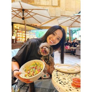 Ayame Misaki Instagram - まろんと野菜の日。まろんがぺろってしようとしてた！
夜は寒いけど、お昼はお天気良くて気持ちいいね♪

オータムハーベスト初めて食べたけどめっちゃ好みの味だった。うまうま。いつもスパイシーバイマイをアレンジする派です！