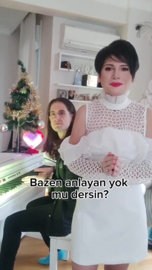 Aydilge Instagram - Belki çok yalnız bırakıldınız, çok yoruldunuz bu sene. Beni anlayacak bir kişi bile yok mu diye taş oturdu göğsünüze. Sihirli formülüm, merhemlerin yok benim de. Ama belki birazcık olsun bu şarkım iyi gelir size... Sevgili eşim @utkubarisandac ile çaldık, söyledik. Yeni yıla girerken yalnız hissetmeyin diye 💝❤ #aydilge