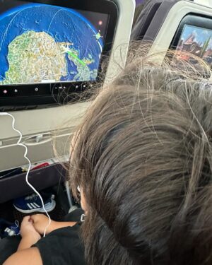 Ayem Nour Instagram - Mon cœur ressemble à une toupie qui ne saurait sur quel pied danser, tant les émotions qui me traversent sont fortes et intenses. 
L’amour de ma vie, mon fils, Ayvin et moi-même sommes enfin rentrés en France. Le soulagement est indescriptible, la joie est immense. 
Des batailles, j’en ai connues. J’en ai menées. Mais celle-ci est de loin la plus grande et la plus impressionnante qu’il m’a été donnée d’affronter : me battre contre la « toute puissance » pour le bien être et l’équilibre de mon fils. 
Malheureusement, je ne suis pas la seule et nous sommes nombreuses, TRÈS nombreuses, TROP nombreuses. Il est temps que les femmes et les enfants soient écoutés, entendus et protégés. Ce combat sera le mien. Mesdames, guerrières, amazones, Warriors, je pense à vous. Mon cœur sait ce que ressent le vôtre.
Dans tout ce pêle-mêle d’émotions, l’une des plus grande est la gratitude. 
Merci à ma famille, mes amis, mon entourage si précieux qui a su me donner la force et l’amour nécessaire. Un merci tout particulier à celle qui m’a portée 9 mois dans son ventre et bien plus encore. Maman, tu es ma reine.
Merci à ma France 🇫🇷 au Maroc 🇲🇦 et à toutes les institutions. ♥️