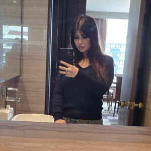 Ayesha Takia Instagram - Girls, we take a million selfies, can't pick one....so here goes ....more than a few lol!  ME JUST BEING ME.
 #slimshady #ayeshatakia #nofilter