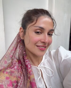 Ayeza Khan Instagram - I got this from my Papa! 🤍
My travel partner, my ultimate friend.

Exploring Sri-Lanka , Galle you have my heart.🇱🇰

P.S. I’ve bought some beautiful sarees from here and am saving them for the next Eid. 🐚🐢🌴🤍🐘🌊⛴️🏝️🗺️🛫