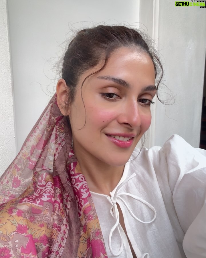 Ayeza Khan - 329.3K Likes - I got this from my Papa! 🤍
My travel partner, my ultimate friend.
Exploring Sri-Lanka , Galle you have my heart.🇱🇰
P.S. I’ve bought some beautiful sarees from here and am saving them for the next Eid. 🐚🐢🌴🤍🐘🌊⛴️🏝️🗺️🛫