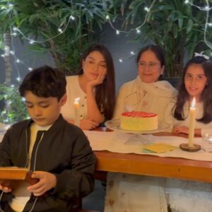 Ayeza Khan Instagram - Celebrating togetherness, and my Mama’s Birthday! 🎂💕🎉🥳🎁🎂🎈🎊