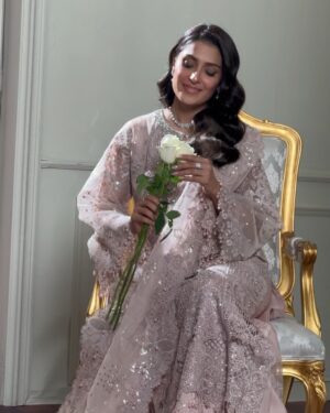 Ayeza Khan Instagram - October was one hell of a ride… a bit exhausting but very rewarding! As always with all good things in life.😏💞🧟‍♀️💆‍♀️😘🤗🫥🤲🫶🏻🌞